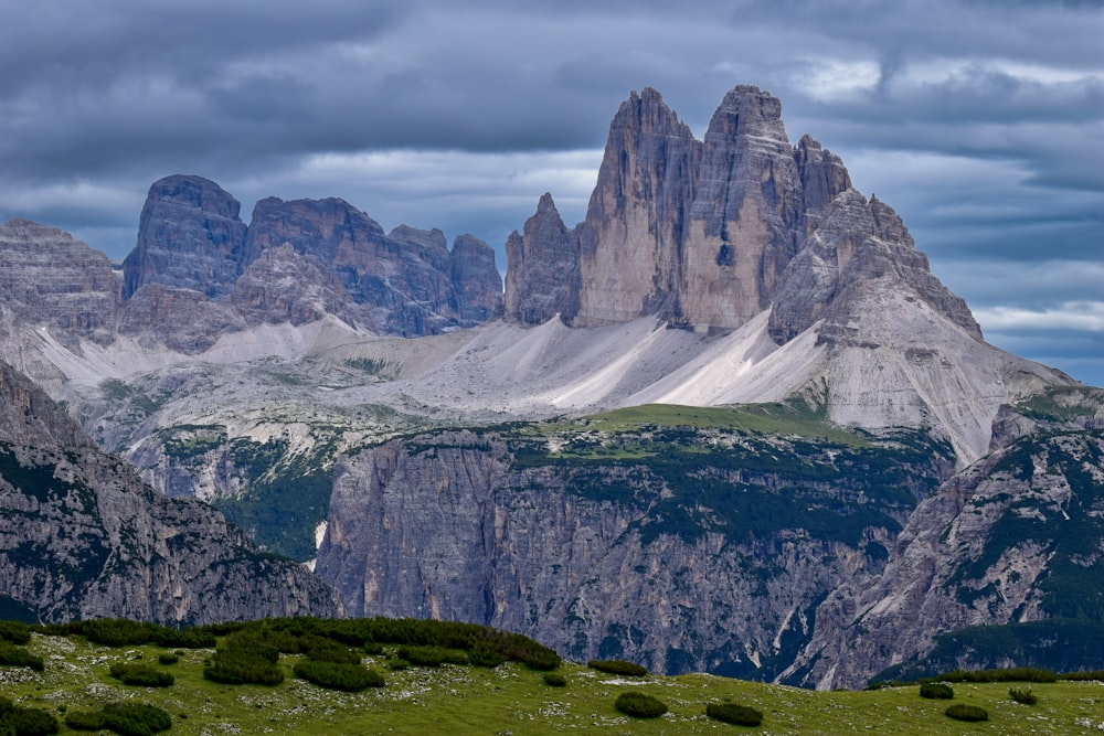 Una cadena montañosa con un grupo de altas montañas al fondo