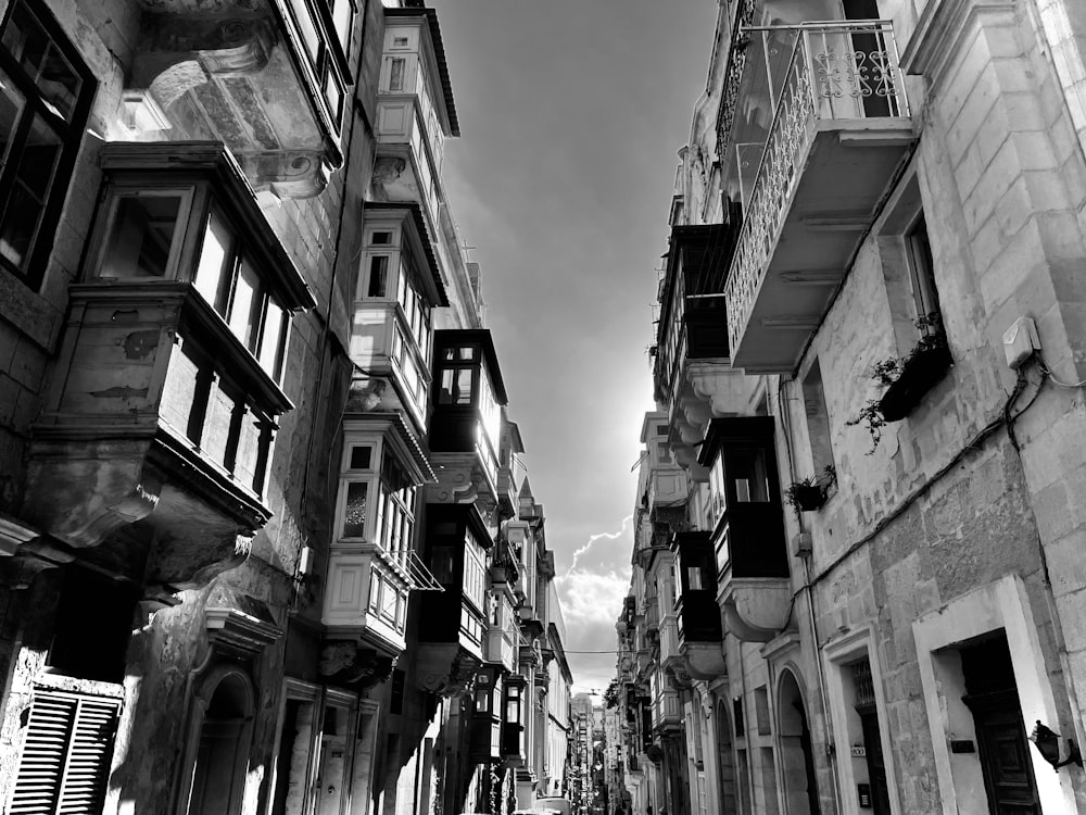 a black and white photo of a city street