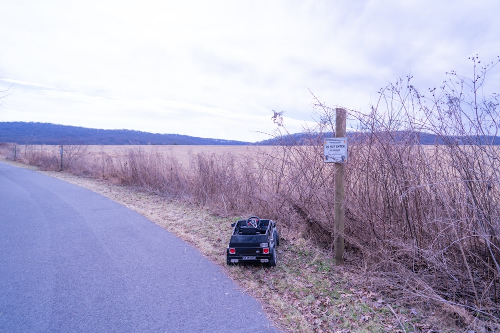 Un coche está estacionado al costado de la carretera