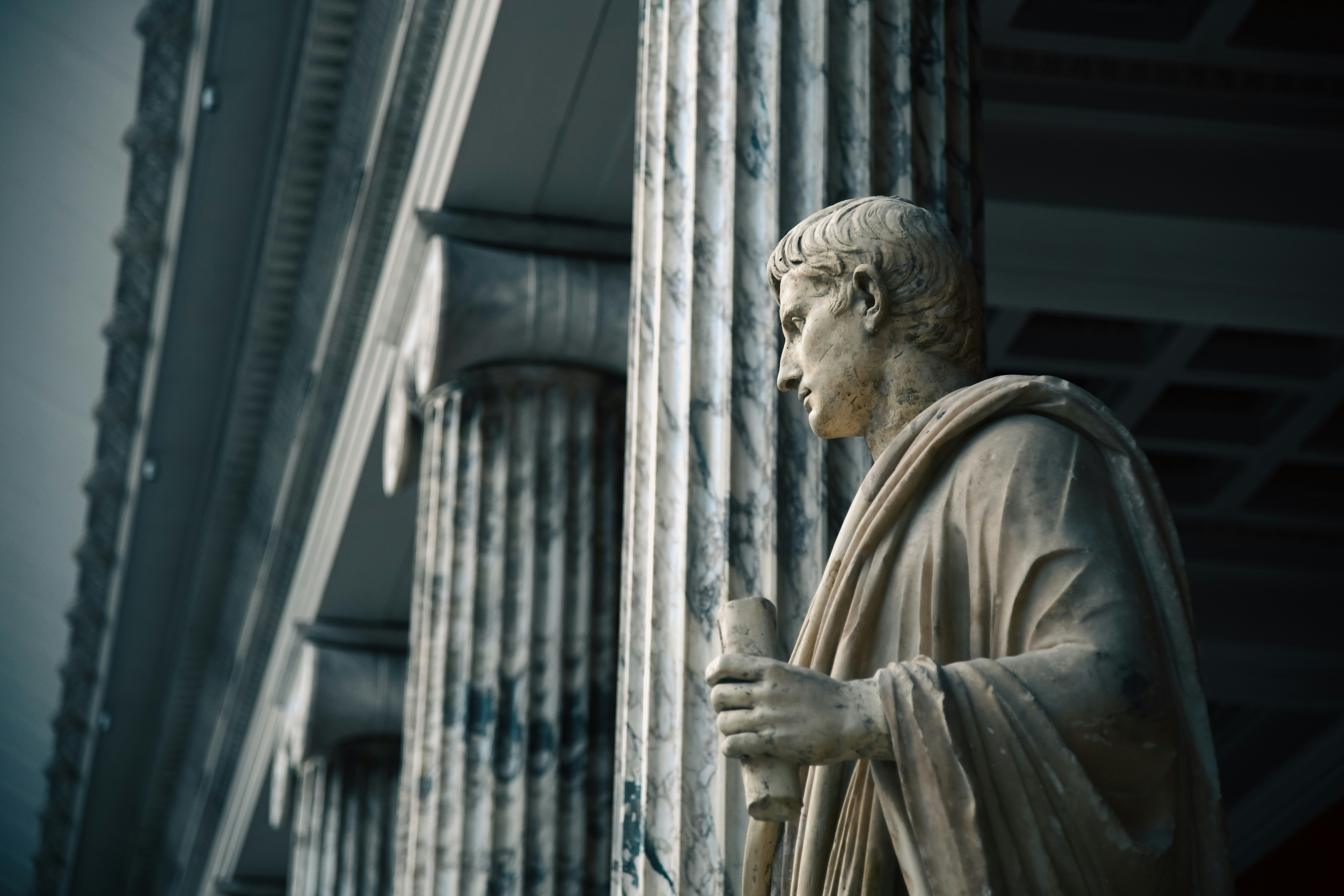 une statue d’un homme debout à côté d’un bâtiment
