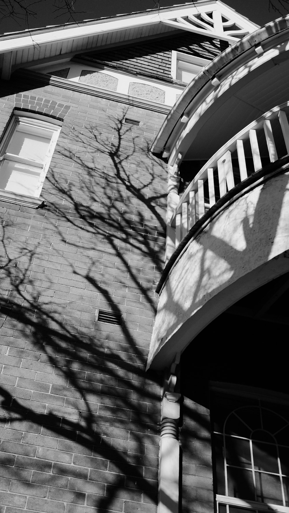 a black and white photo of a building