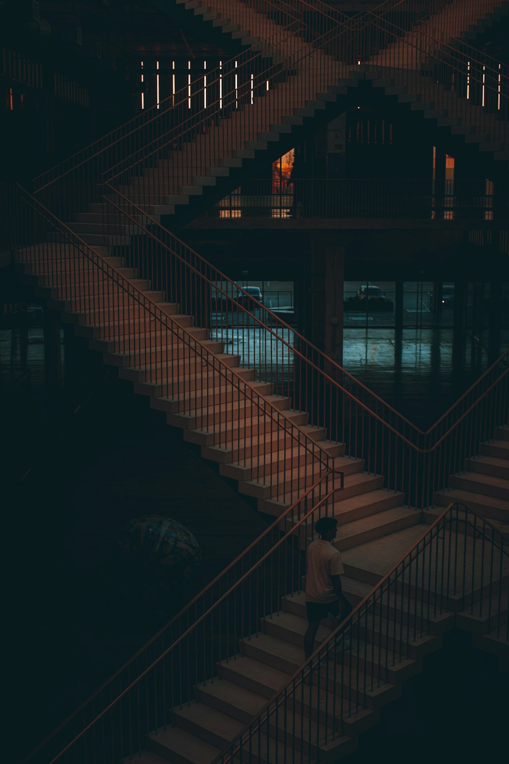 um homem descendo um conjunto de escadas à noite