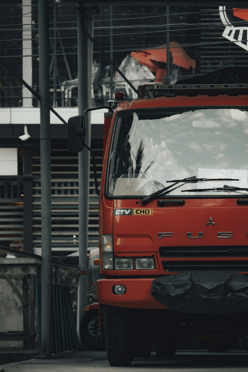 建物の前に駐車した赤いトラック