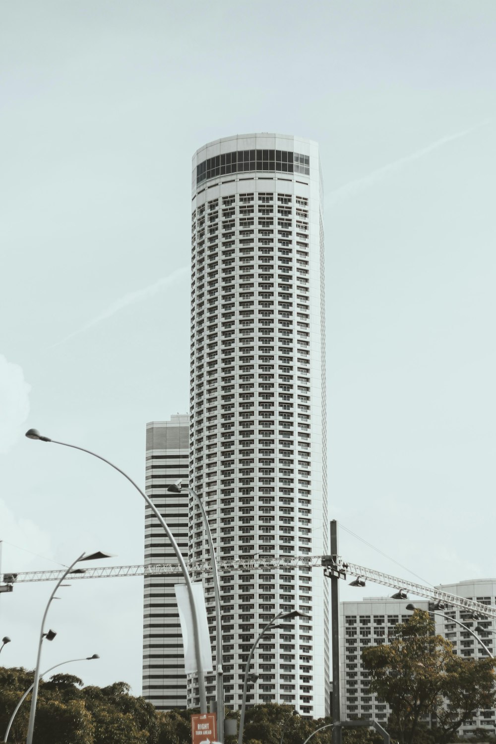 a tall white building sitting in the middle of a city