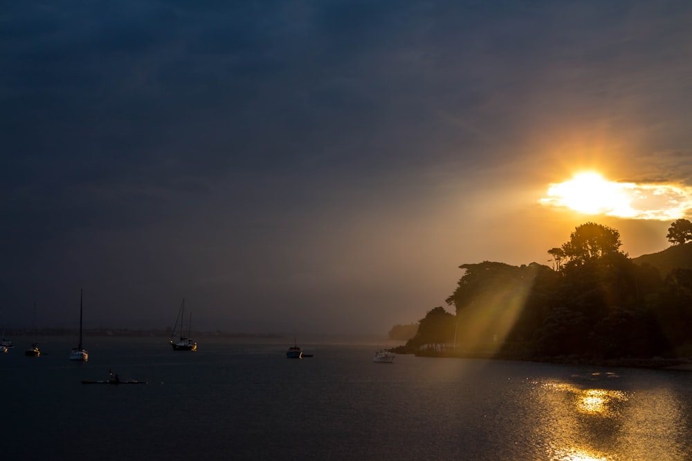 El sol brilla a través de las nubes sobre el agua