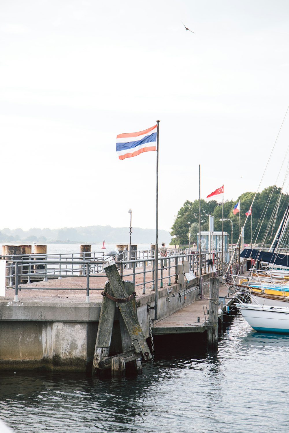 Un barco atracado en un muelle con una bandera