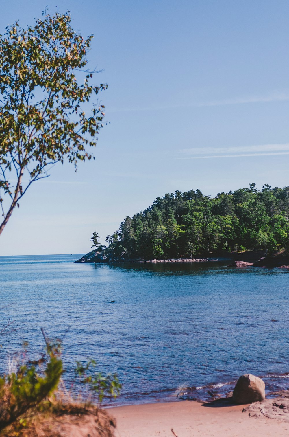 ein Gewässer mit einer kleinen Insel im Hintergrund