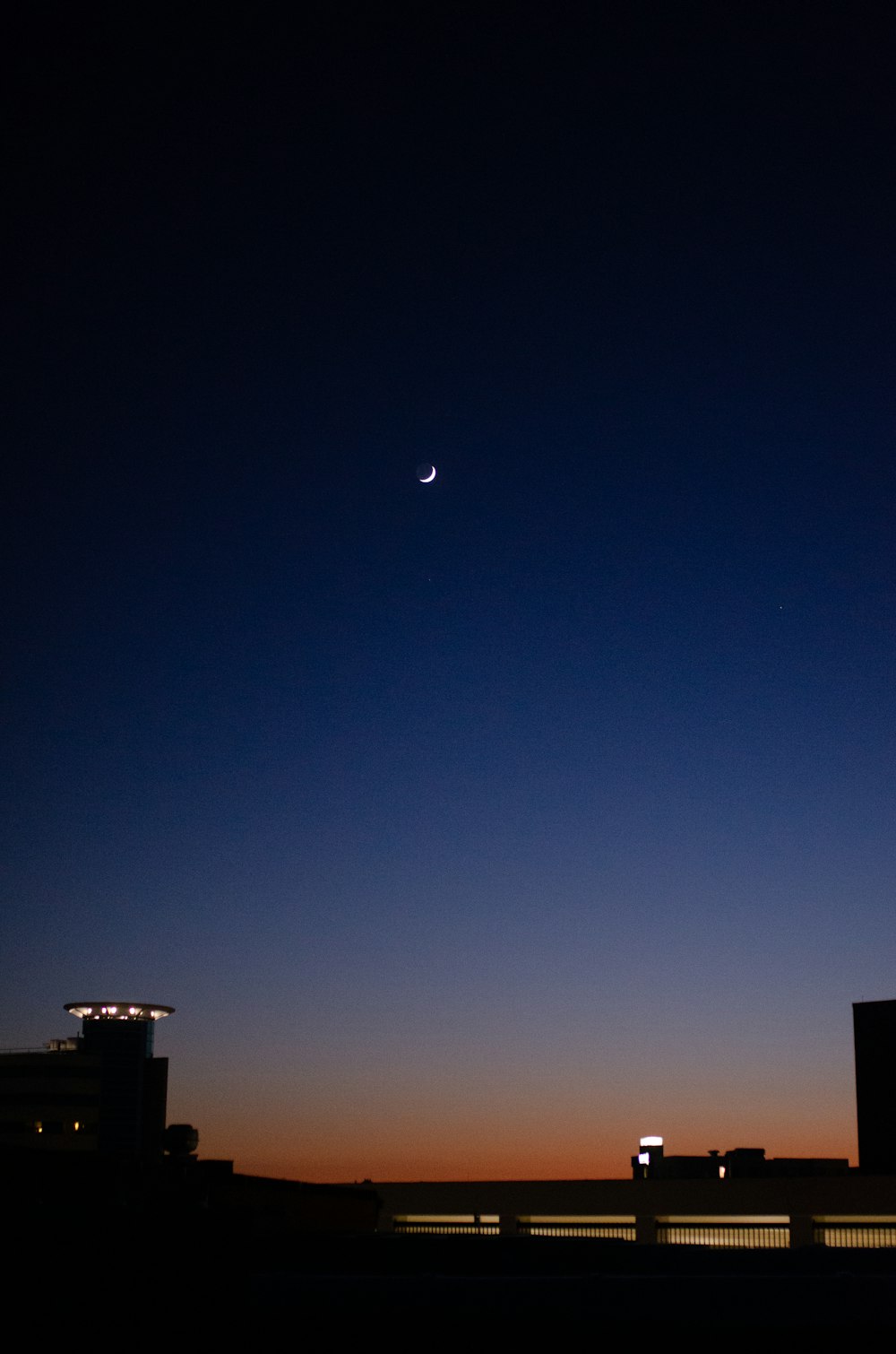 Una vista della luna e un oggetto lontano nel cielo