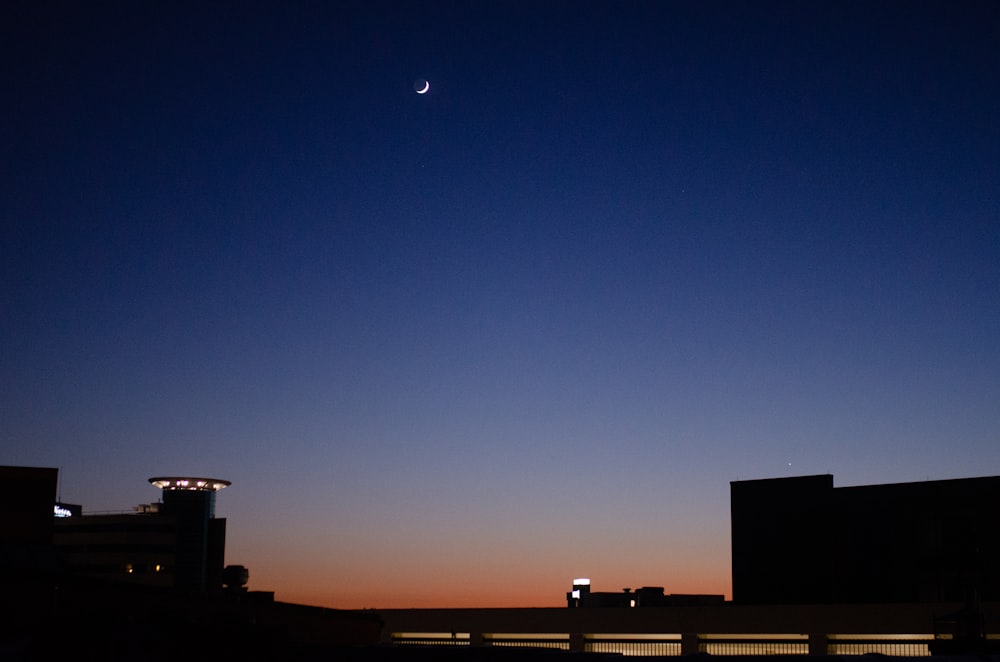 Una vista della luna e un oggetto lontano nel cielo