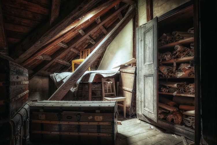 Grenier ancien avec malles et charpente en bois