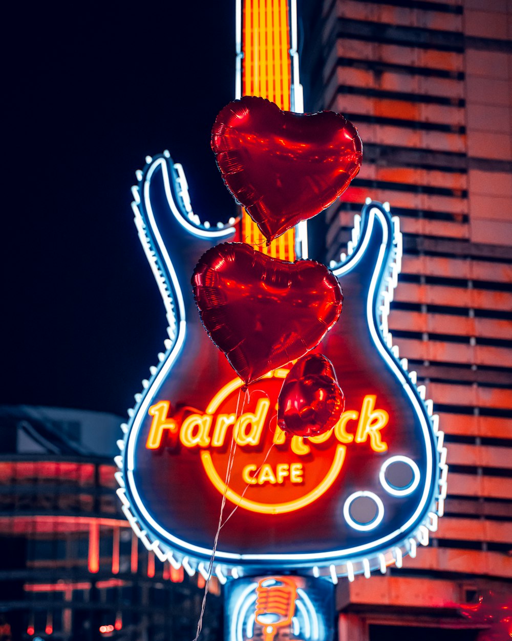 Un'insegna al neon che dice Hard Rock Café