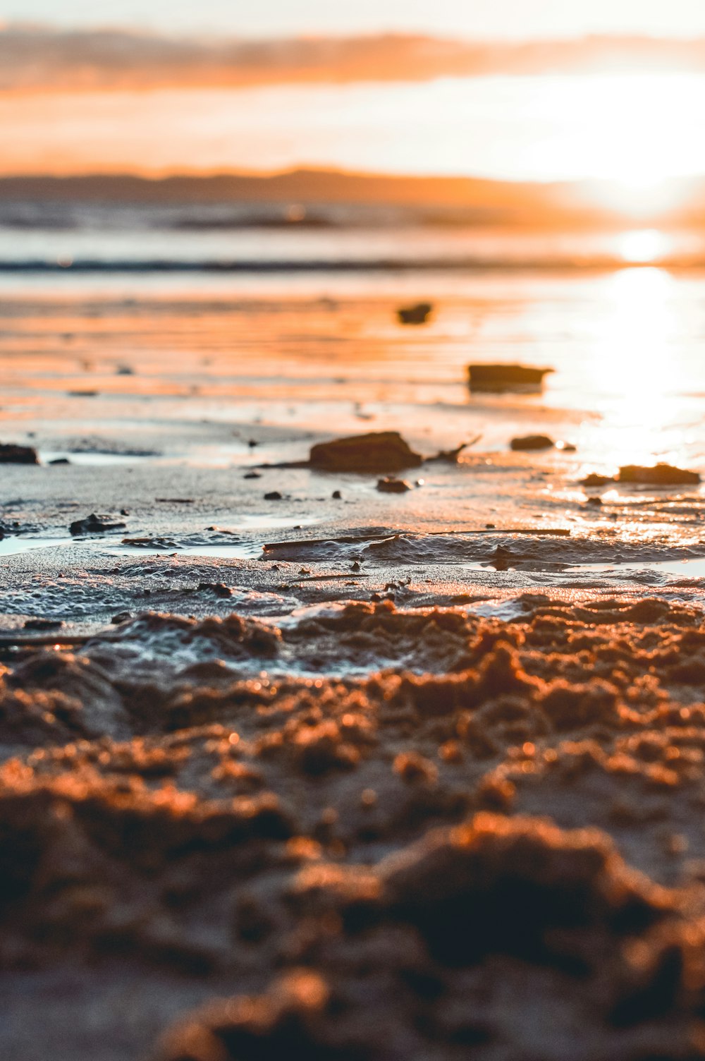 El sol se está poniendo sobre el agua en la playa