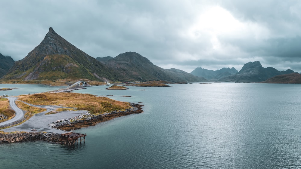 Un grande specchio d'acqua circondato da montagne