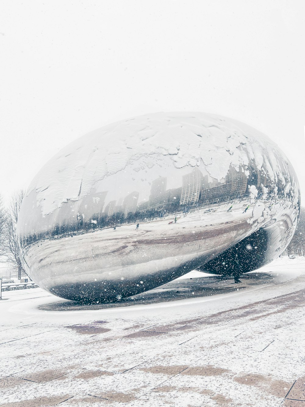 une grosse boule d’argent posée sur un sol enneigé