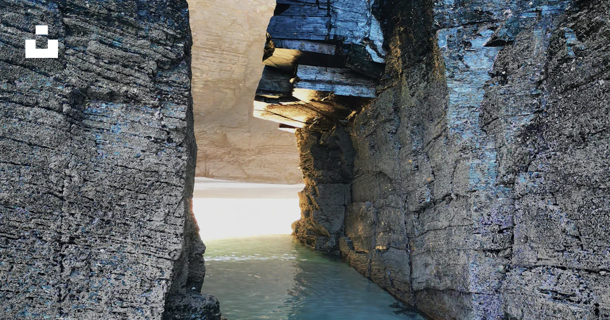 Biuild Between Two Rocks A narrow river in a canyon between two large rocks photo – Free Praia ...