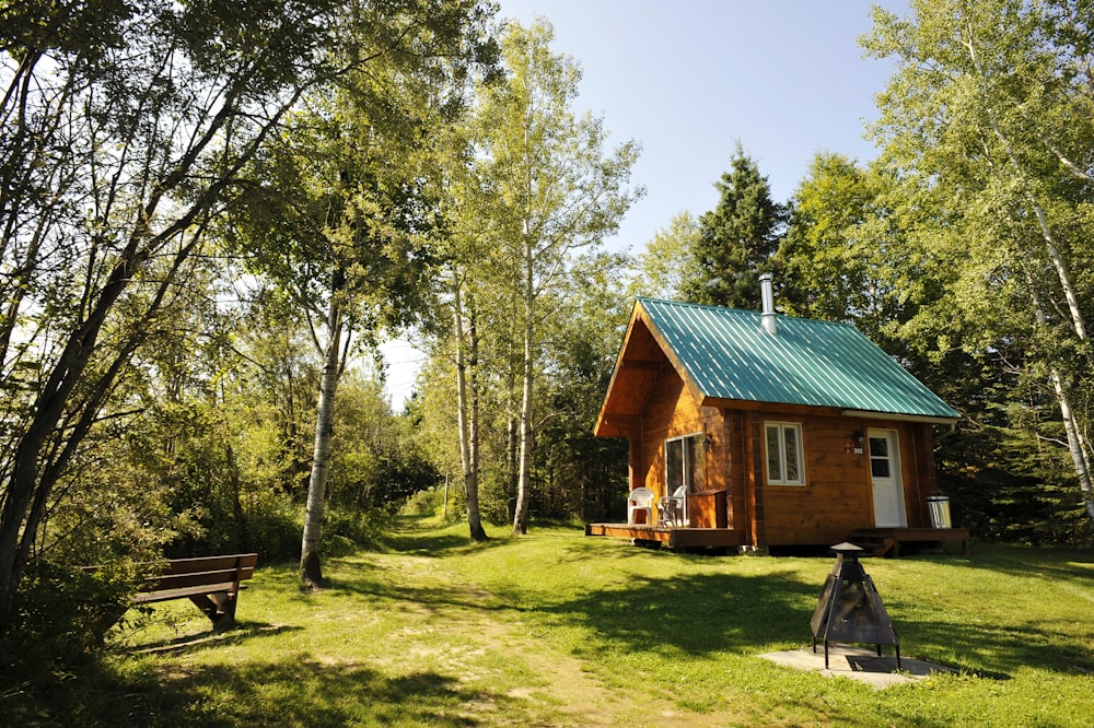 a small cabin in the middle of the woods