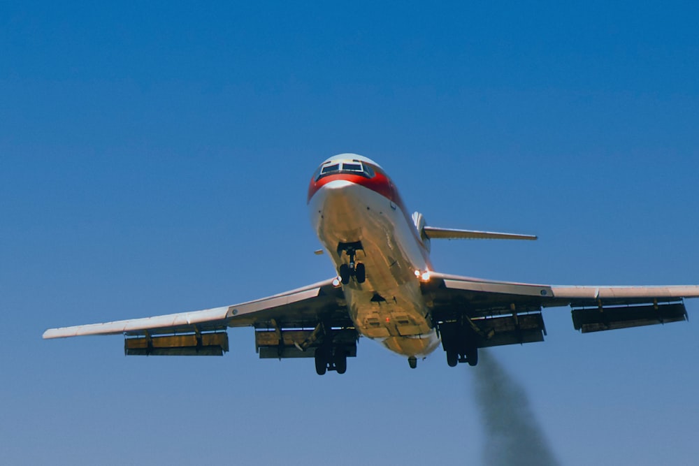 Un gran avión volando en el cielo