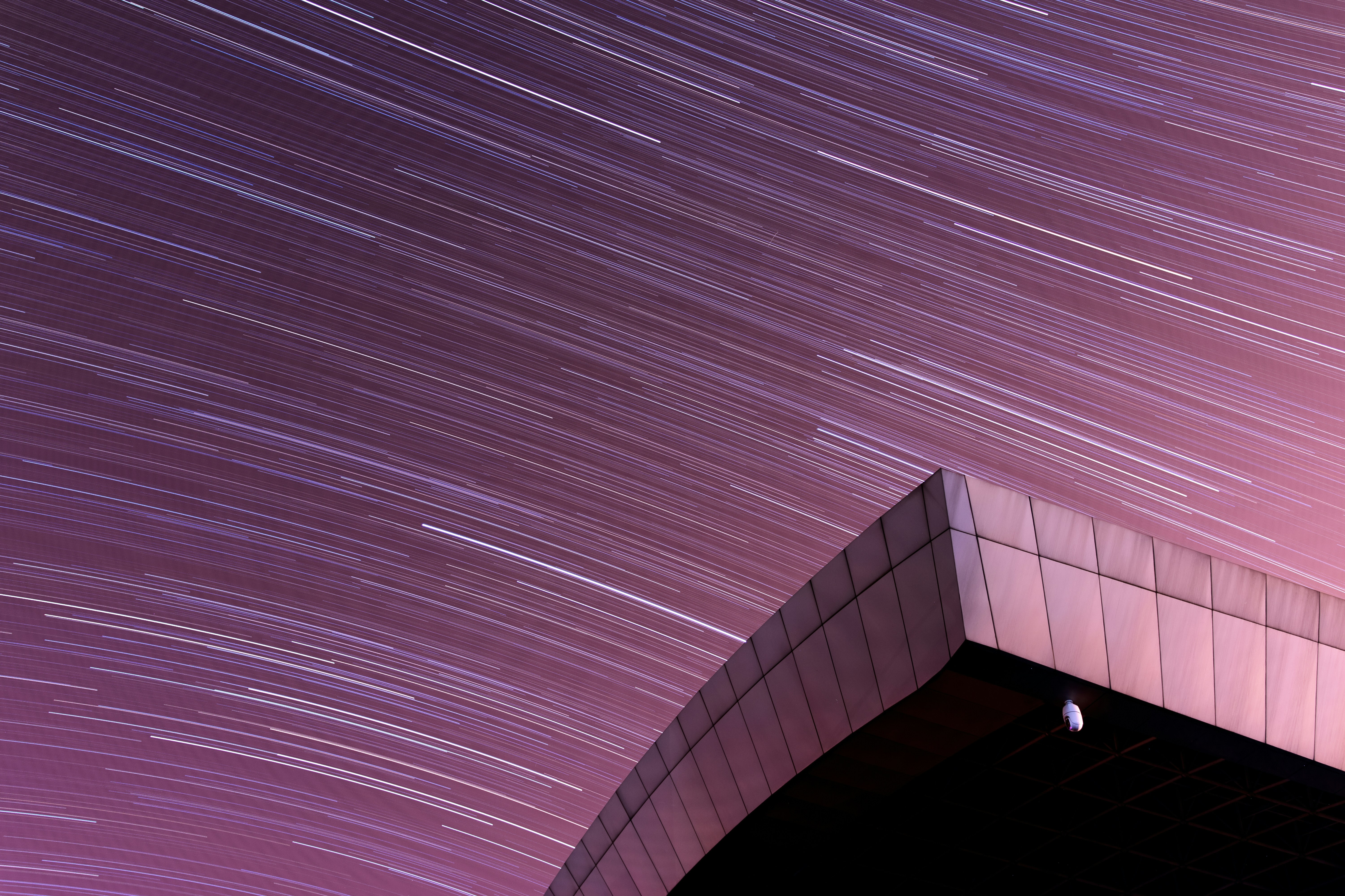 the night sky is lit up by the stars