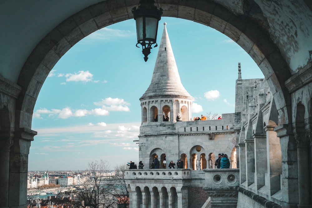 uma vista de um edifício através de um arco