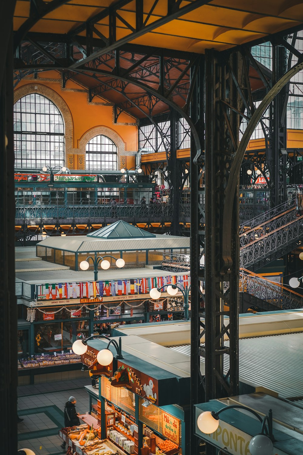 uma estação de trem cheia de muitos vagões de trem