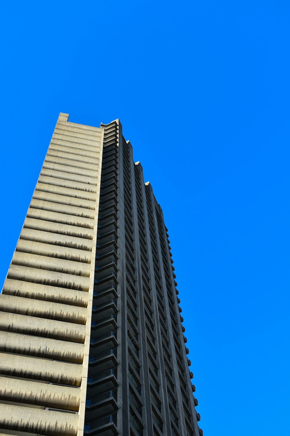 um edifício alto com um céu azul no fundo
