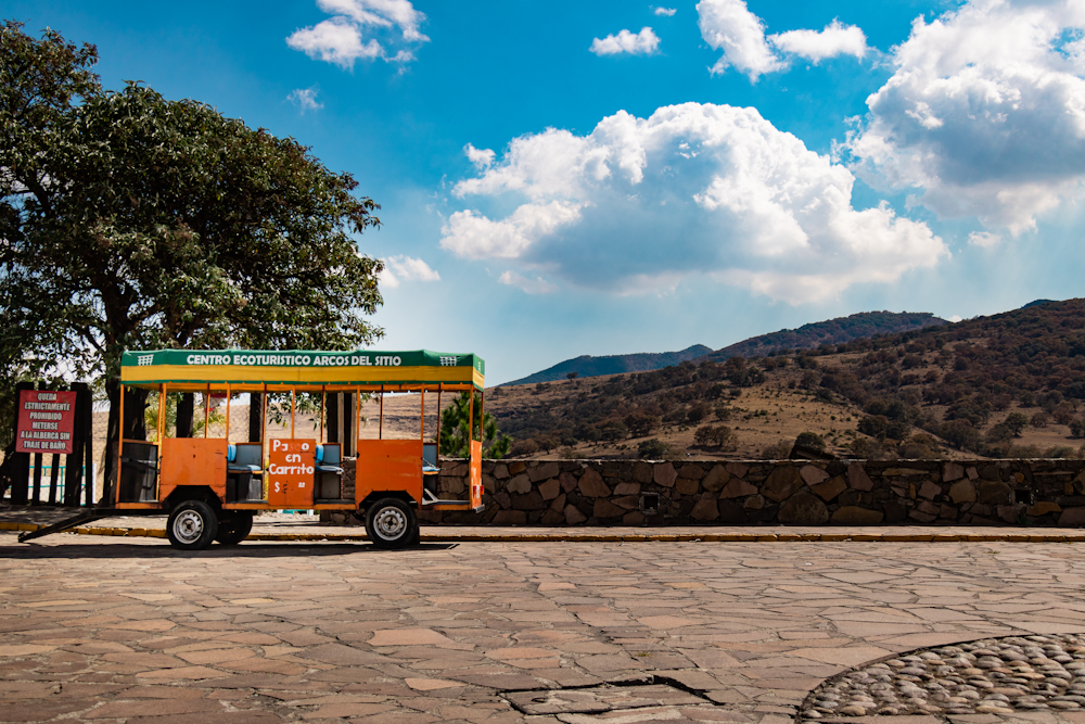 Un camión de comida estacionado al costado de una carretera