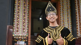 A happy traveler checking in at a welcoming Lucknow BnB reception.