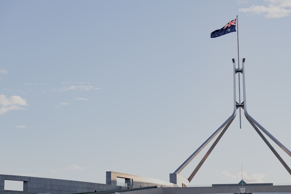 Eine Flagge weht auf einem Gebäude