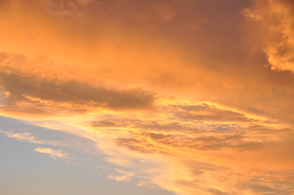 um avião está voando no céu ao pôr do sol