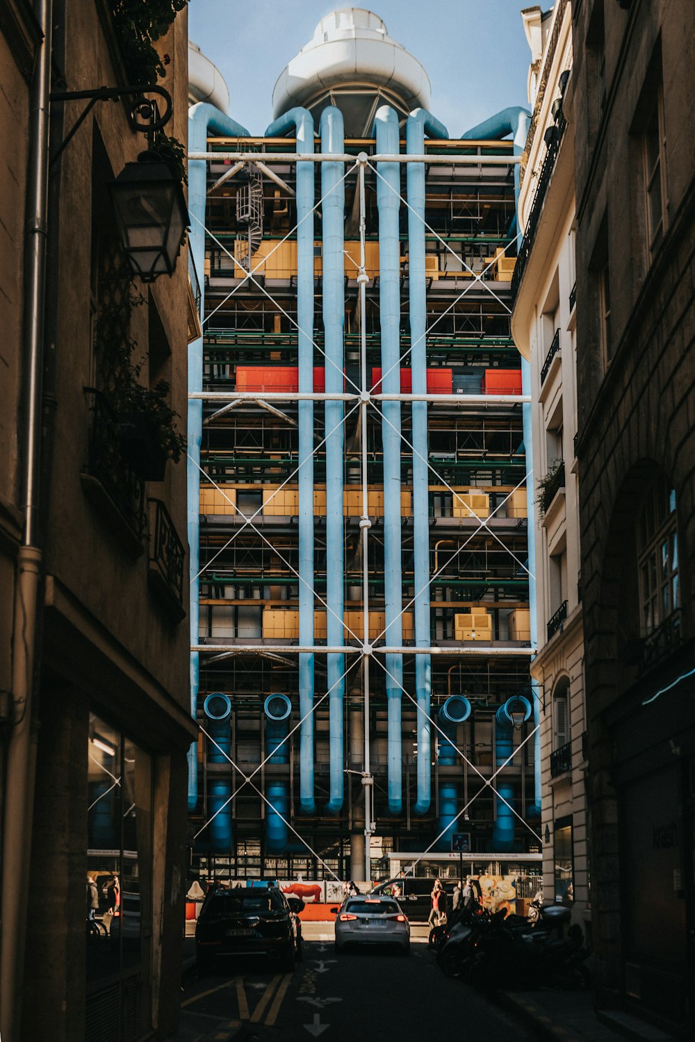 um edifício alto com andaimes na lateral