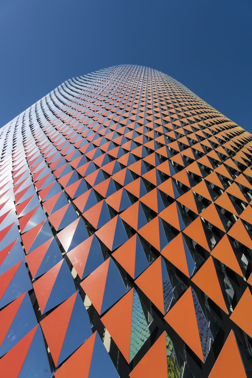 Un edificio muy alto con muchas ventanas