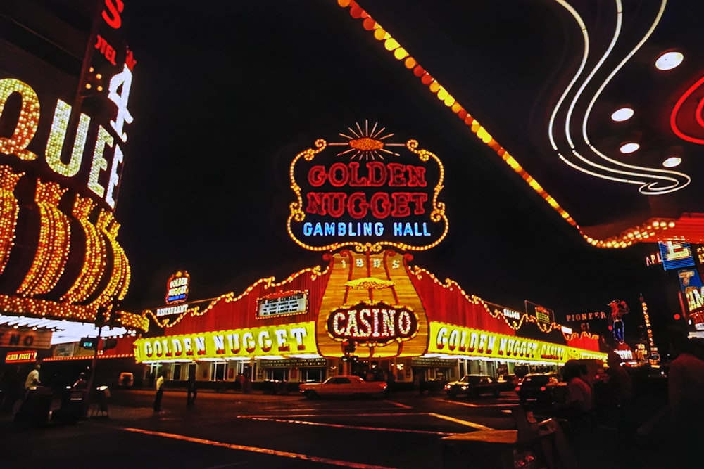 Un'iscrizione al casinò illuminata di notte con luci al neon