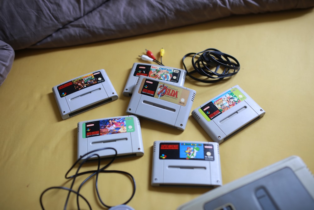 Eine Reihe von Nintendo-Spielen auf einem Bett