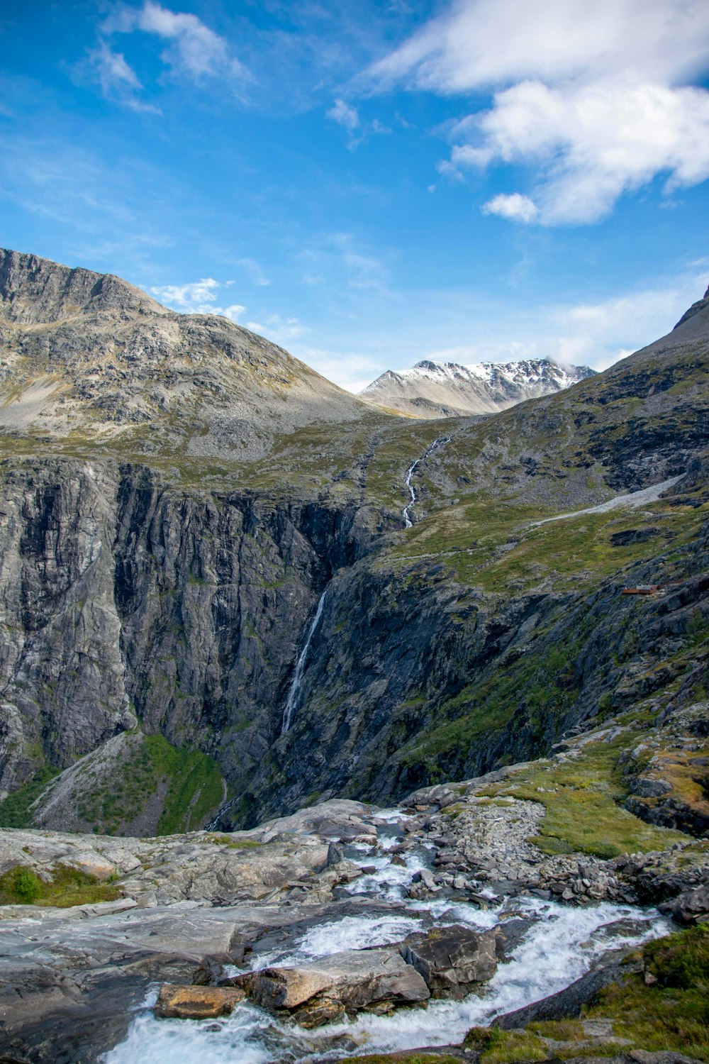 une montagne traversée par une rivière