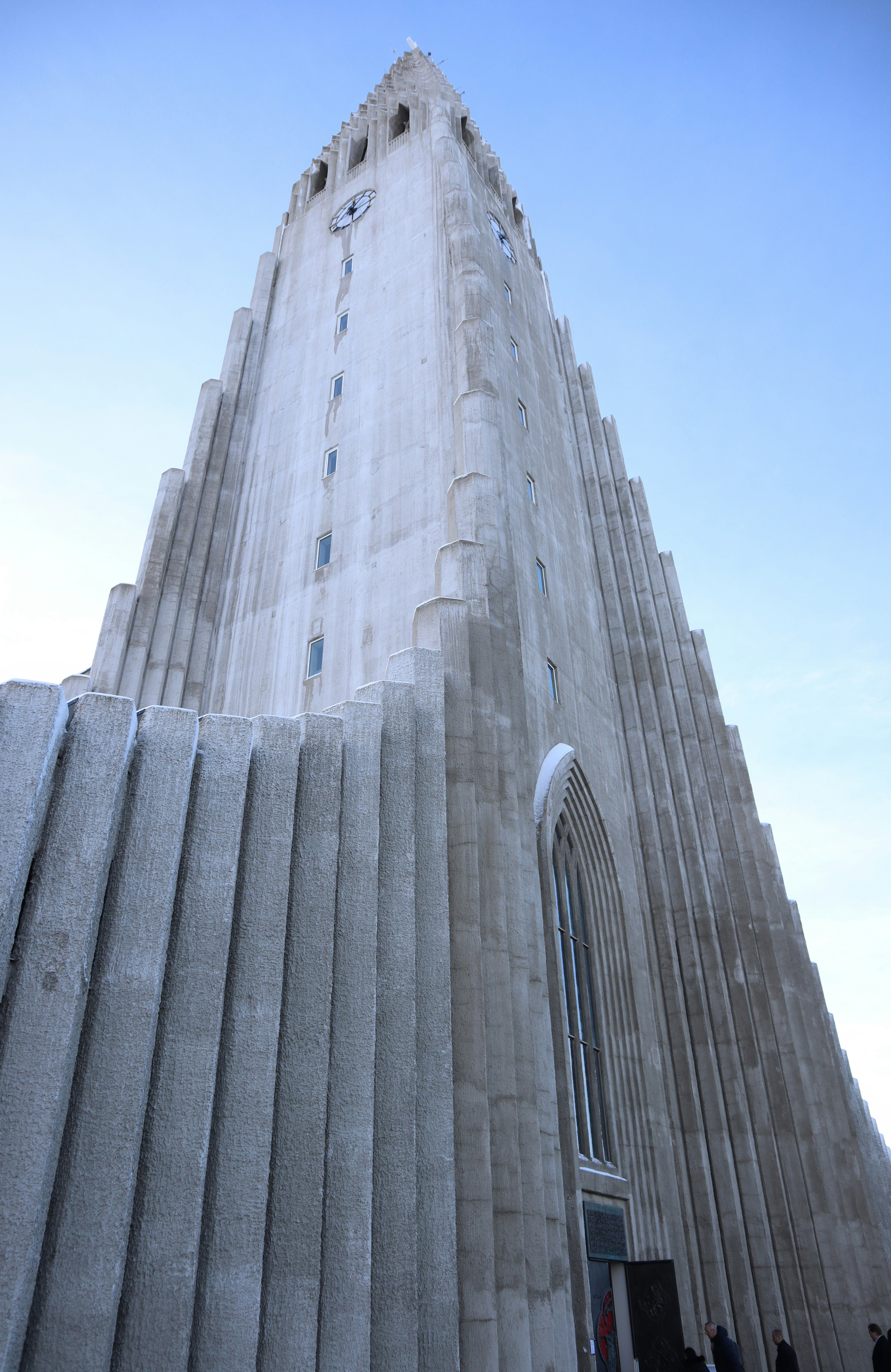 Un très grand bâtiment avec une horloge sur le côté