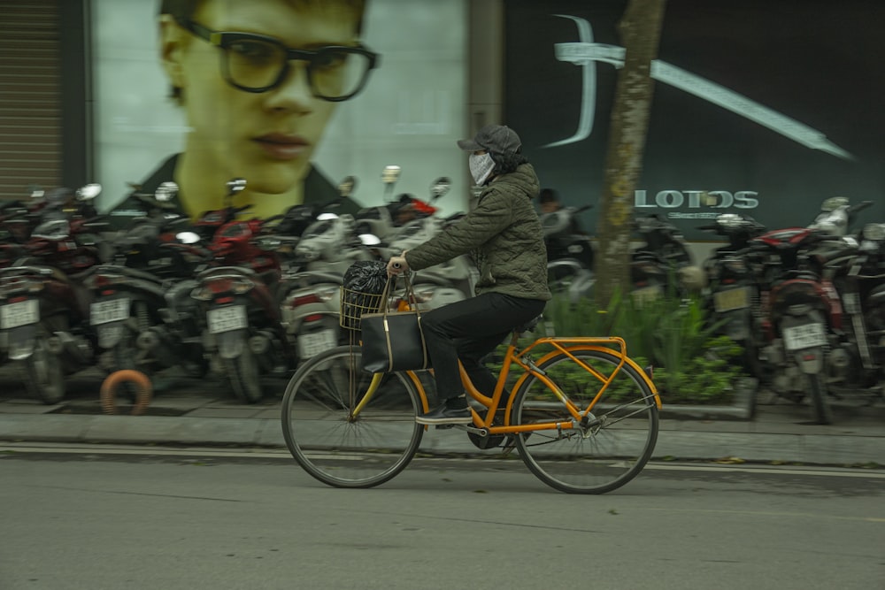 Eine Person, die auf einer Stadtstraße Fahrrad fährt