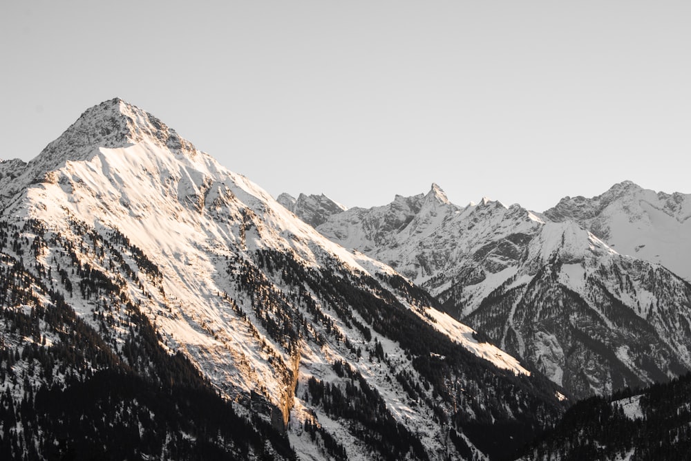 Une montagne enneigée avec un fond de ciel