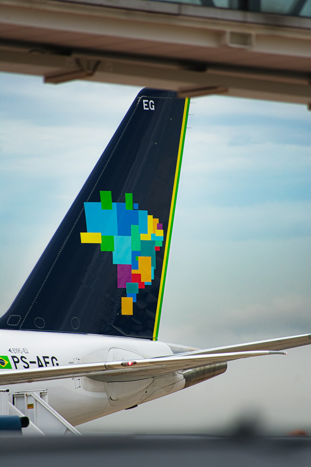 Un gran avión de pasajeros sentado encima de la pista de un aeropuerto