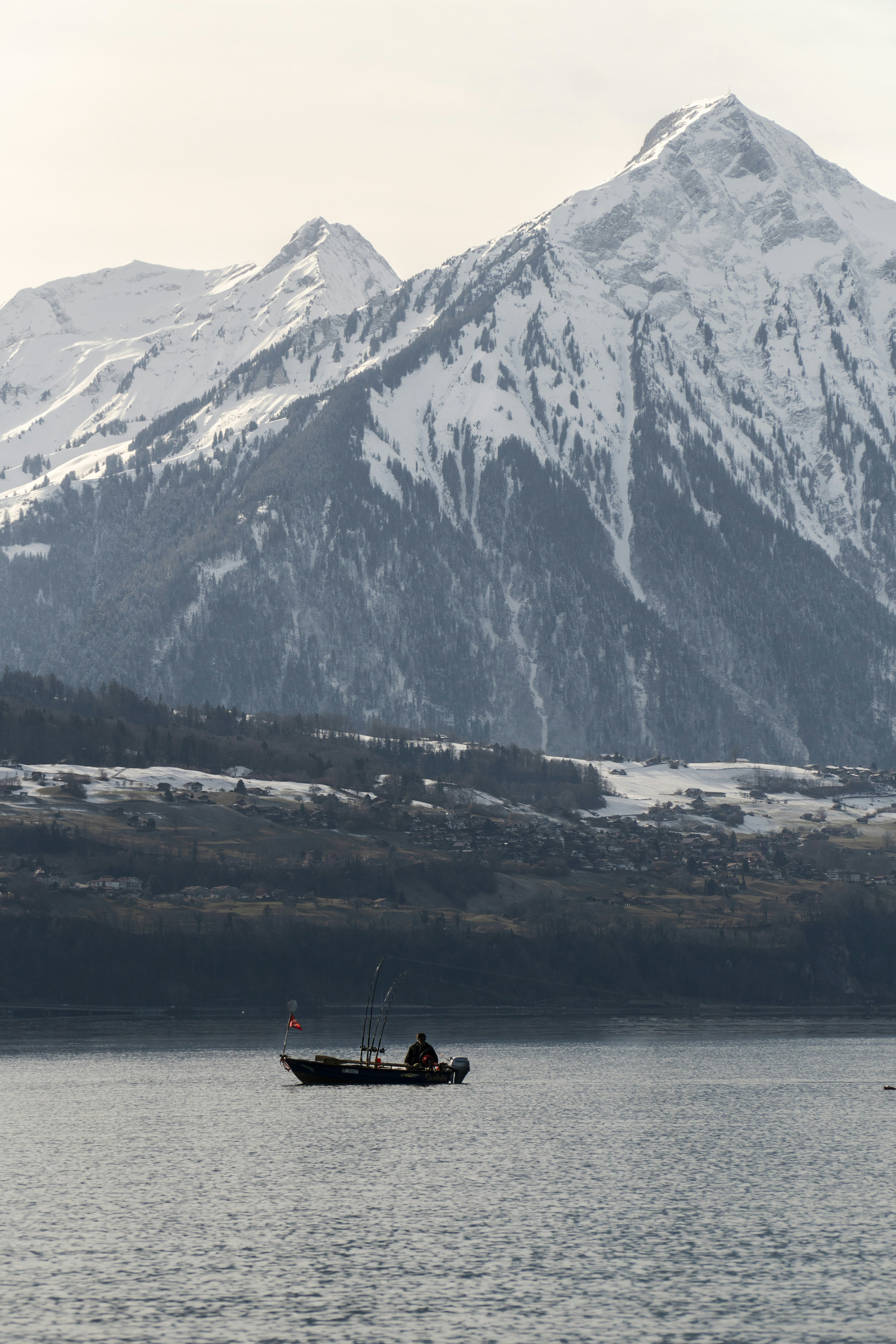 Ein Boot in einem großen Gewässer mit einem Berg im Hintergrund