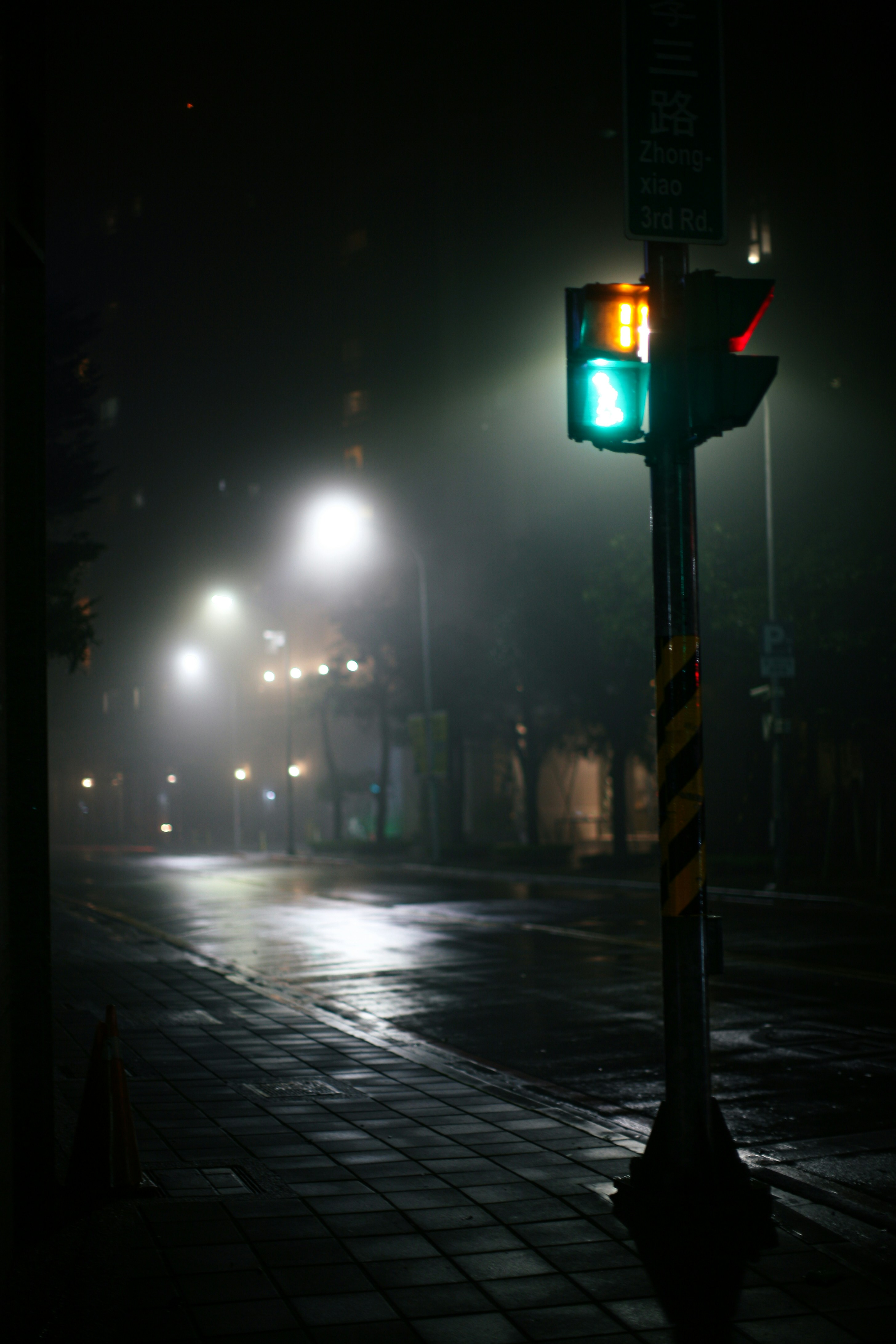 Un semáforo verde sentado al costado de una carretera foto – Imagen de  Camino gratuita en Unsplash, image size:3000x4500