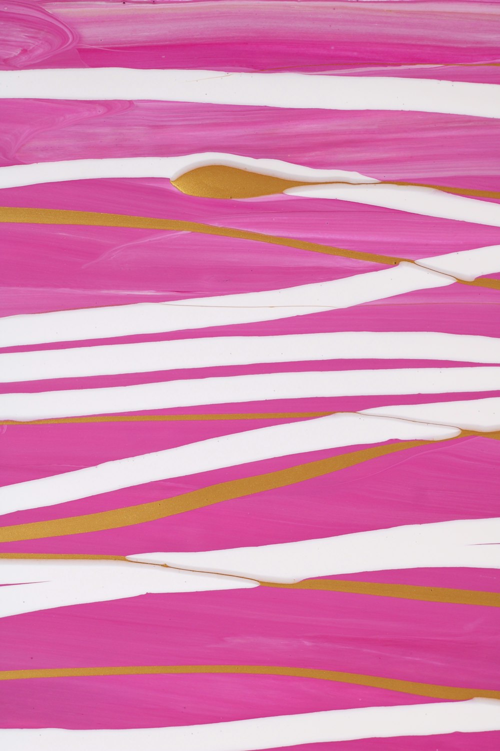 Una pintura rosa y blanca con líneas doradas