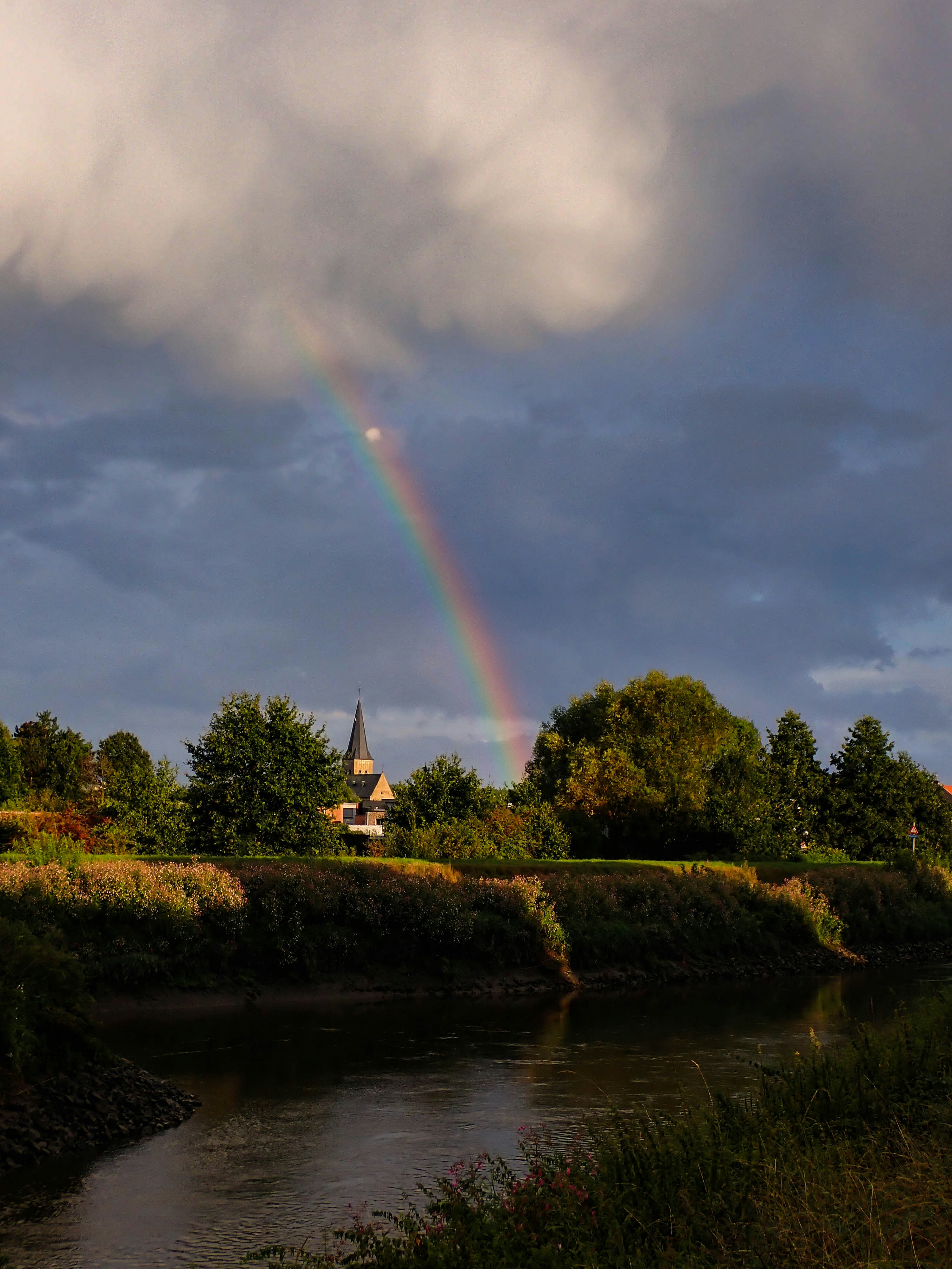 Un arcobaleno nel cielo sopra un fiume