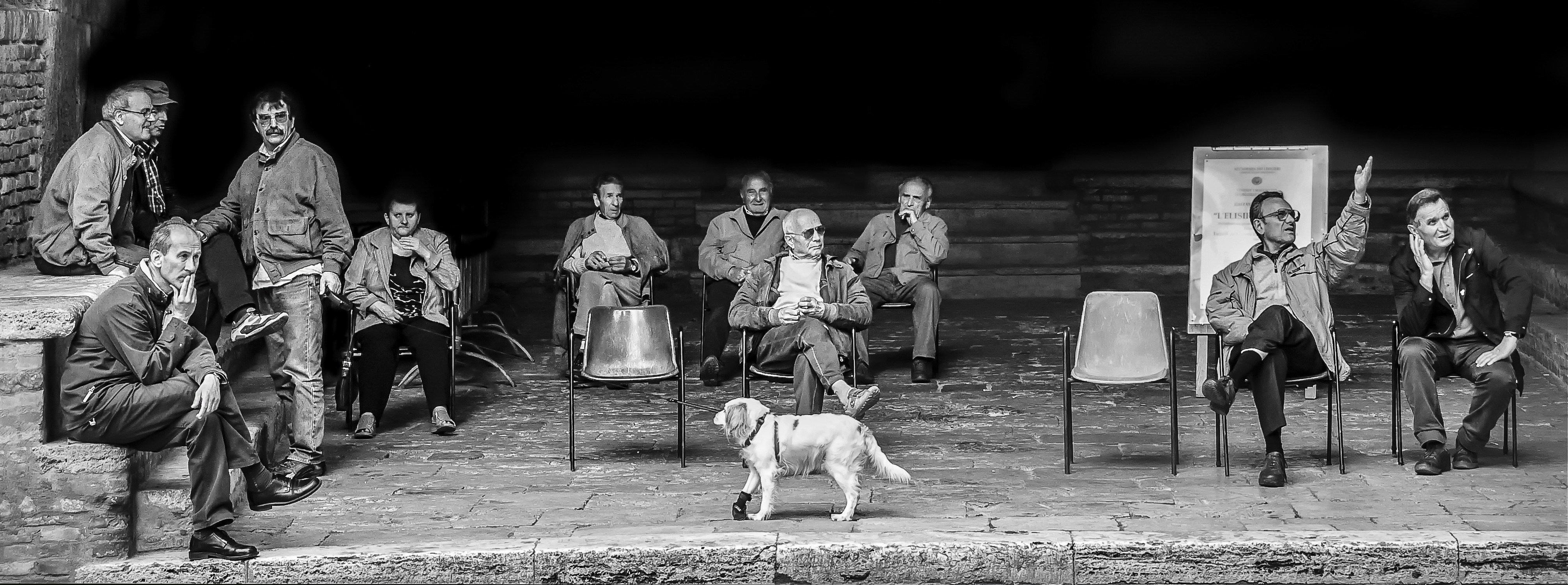 une photo en noir et blanc d’un groupe de personnes et d’un chien