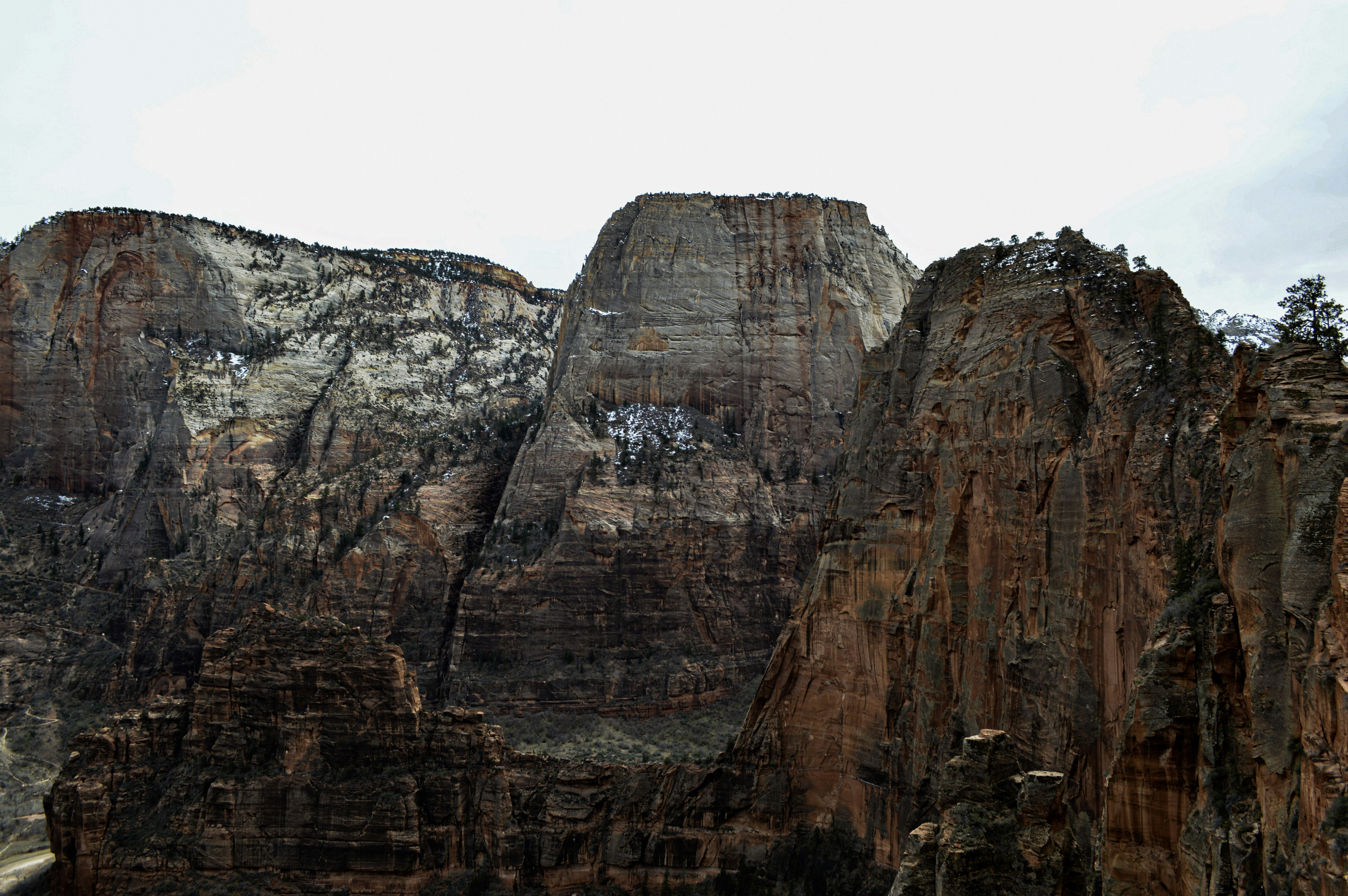 Un gruppo di montagne con uno sfondo del cielo