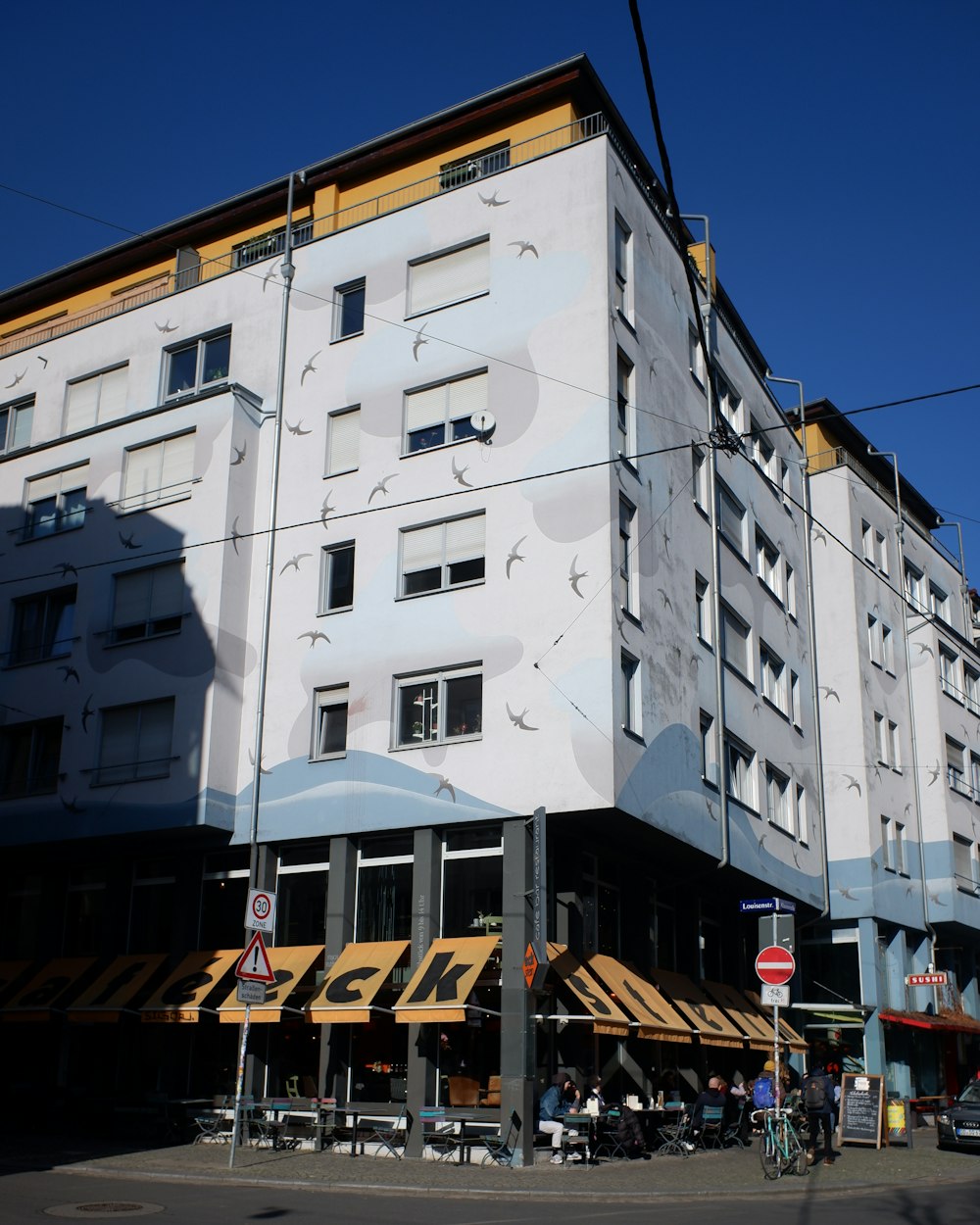 un bâtiment avec une peinture murale sur le côté