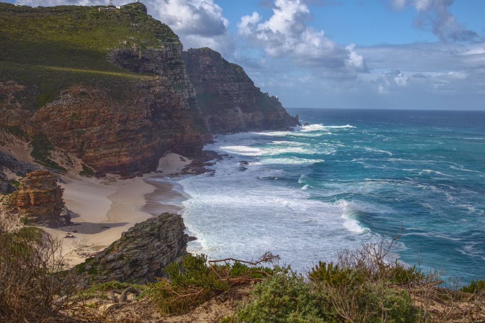 Blick auf das Meer von einer Klippe