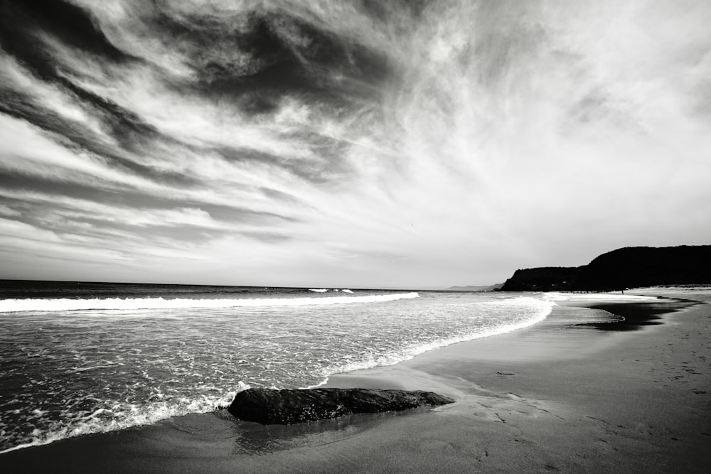 uma foto em preto e branco de uma praia