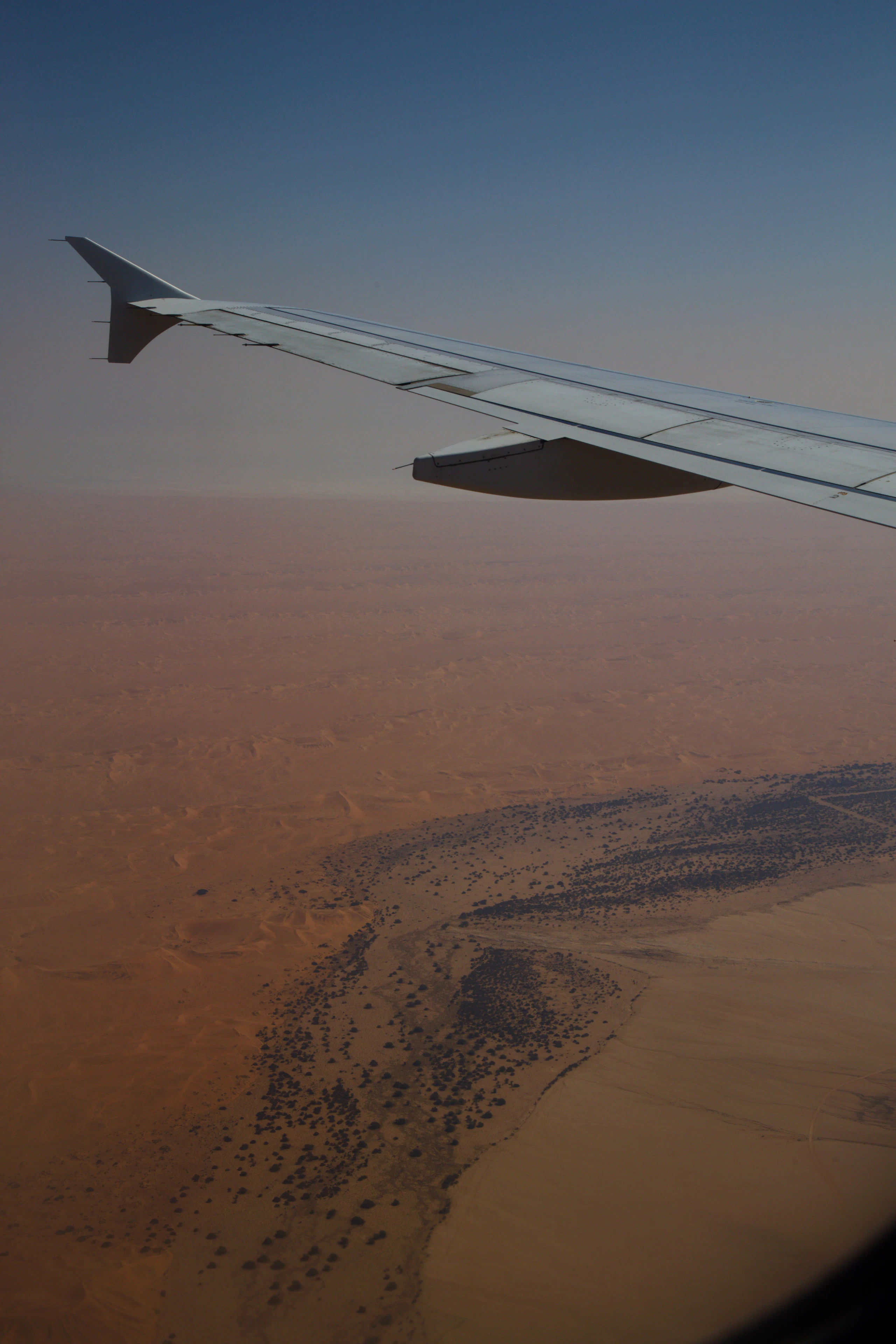 Aile d'avion survolant le désert de Namibie