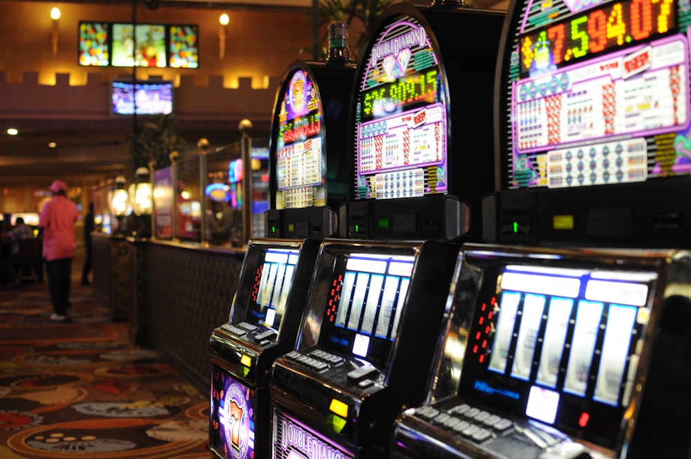 Une rangée de machines à sous dans un casino
