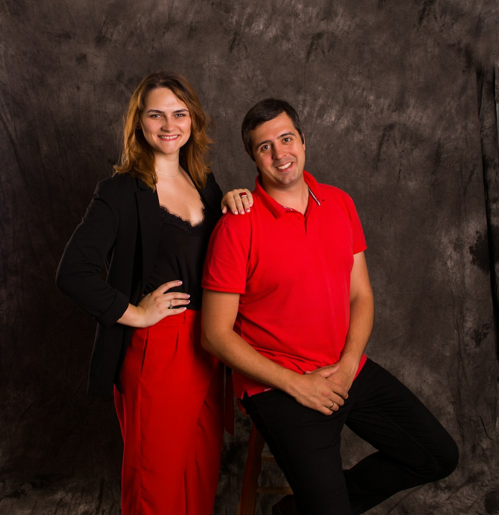 Un hombre y una mujer posando para una foto